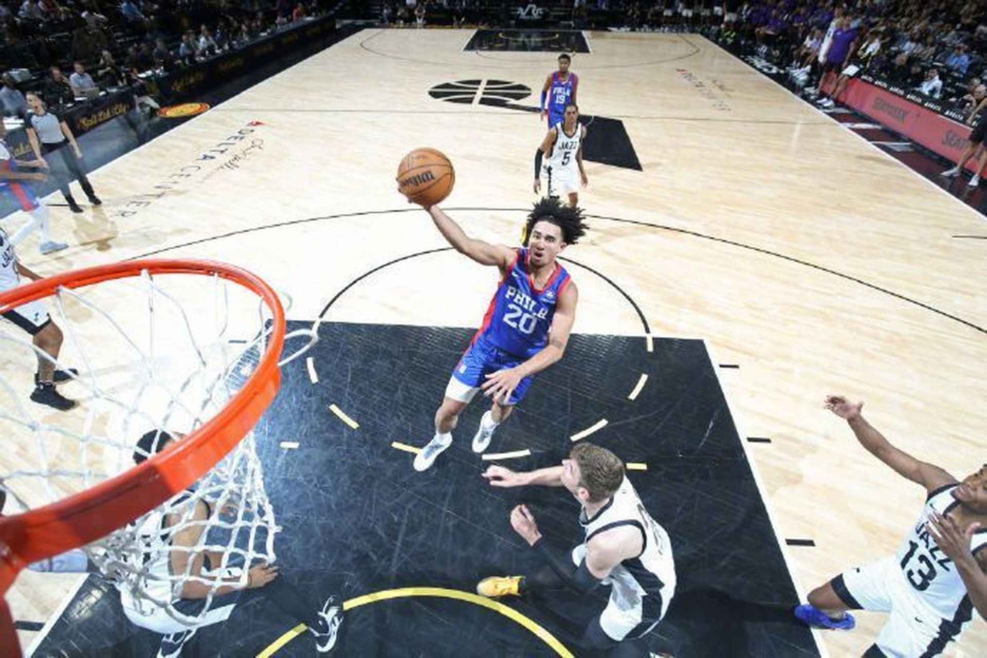 NBA比赛现场激动人心逆转发生