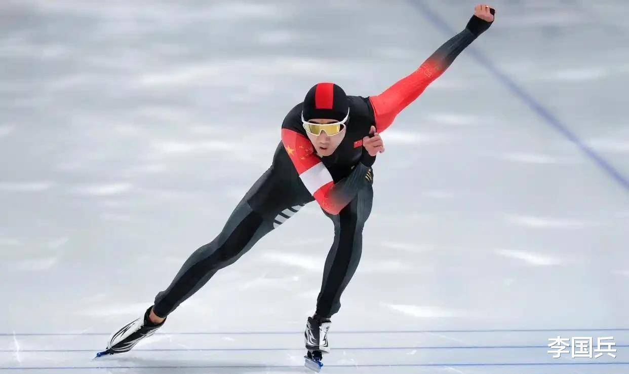 芬兰冰雪选手力抢前位！速滑冰场闪耀